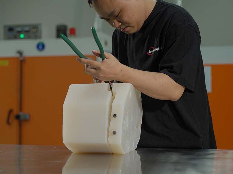 圖像真空鑄造，用於產品開發，其他選項如 SLA、SLM、SLS，其他工藝如 CNC、快速工具、注塑成型，用於原型解決方案，在產品發布、注塑成型、模具製造、項目管理的大規模生產中，需要時，適當和政府資助，遵守 ESG 實踐、環境、社會、治理、營銷和活動，以進行推廣。